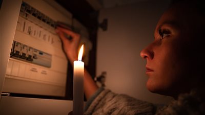 انقطاع التيار الكهربائي الآن في 13 منطقة بالسويس، اعرف هيرجع إمتى؟