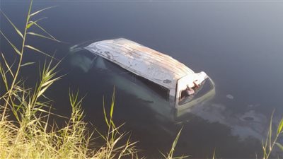 بالأسماء، إصابة 5 أشخاص بحادث سقوط ميكروباص بمصرف في بأسوان