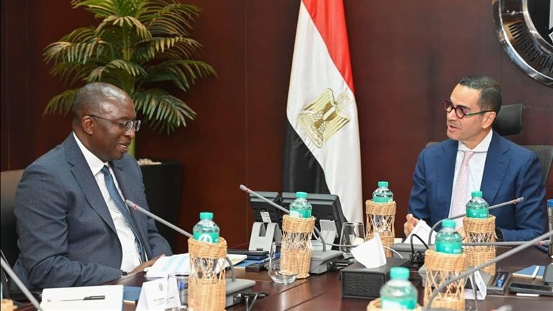 وزير الاستثمار مع