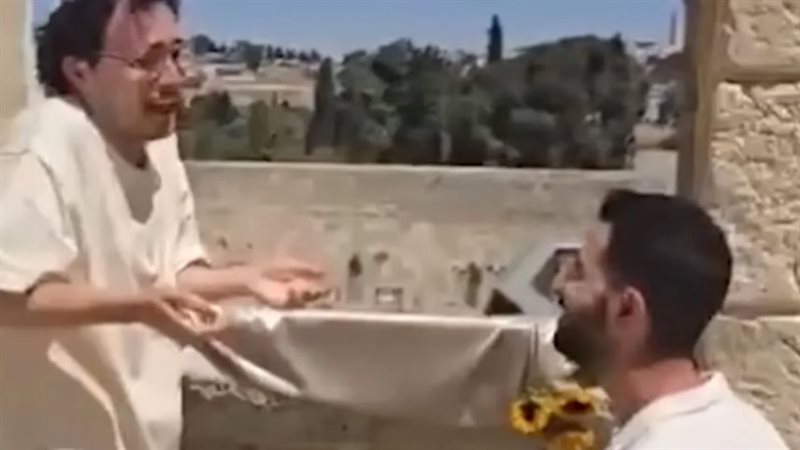 عرض زواج أمام جدار