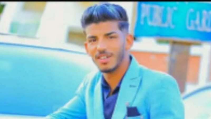 الشاب المصور مصطفي