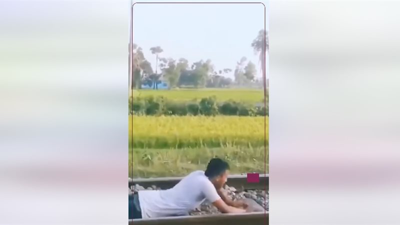 شاب ينام تحت القطا
