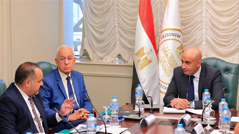 عبداللطيف يلتقي وفد