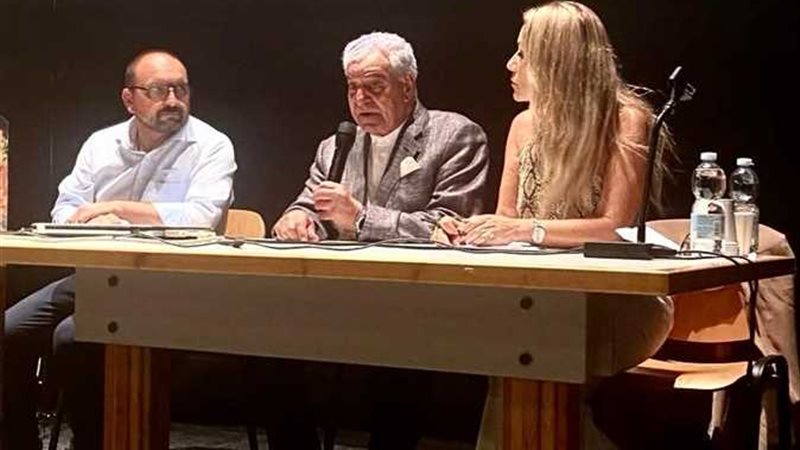 حواس يعلن عن إهداء
