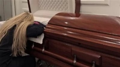 فيديو تشييع جنازة تشارلي كيرك بنعش مكشوف وأرملته ملكة الجمال تودعه بقبله 