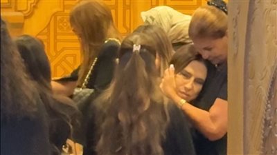 أرملة عامر منيب تدخل في نوبة بكاء أثناء عزاء عمرو ستين (فيديو)