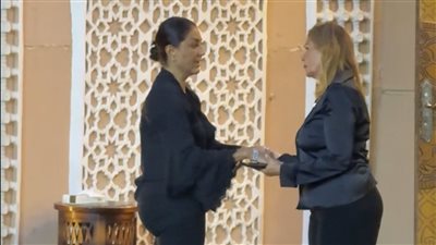 يسرا ووفاء عامر يقدمان واجب عزاء المطرب عمرو ستين (فيديو)