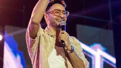 نيو لوك وإطلالة شبابية، حمادة هلال يفاجئ جمهوره في حفل الإسكندرية