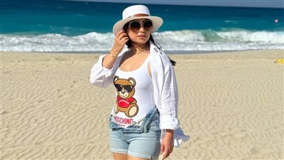 هوت شورت من غير سوستة، صورة بوسي على البحر تثير الجدل بين الجمهور