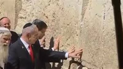 خبير يكشف معنى زيارة وزير الخارجية الأمريكي إلى حائط المبكى وارتدائه الطاقية الإسرائيلية 