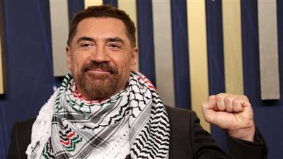 بالكوفية الفلسطينية، ممثل إسباني يلفت الأنظار في حفل جوائز إيمي 2025