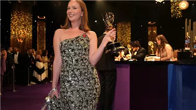 بالفيديو، ممثلة يهودية تهتف الحرية لفلسطين بعد فوزها بجوائز إيمي