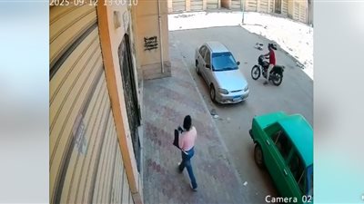 شاهد بالفيديو، شاب يتتبع فتاة في الشارع ويقوم بأفعال منافية للآداب بكفرالشيخ