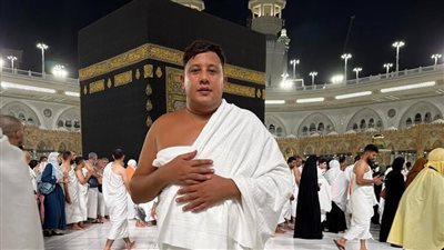 بالصور، حمو بيكا يثير الجدل بملابس الإحرام