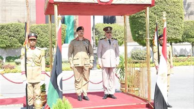 الفريق أحمد خليفة رئيس أركان حرب القوات المسلحة يلتقي رئيس الأركان العامة للجيش الليبي (صور)