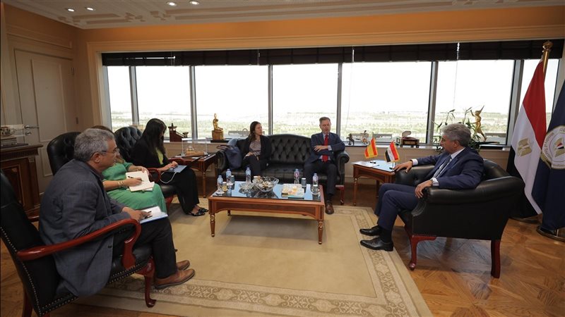 وزير السياحة يبحث