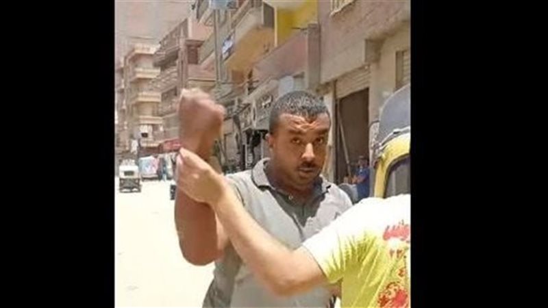 سائق توكتوك يتعدى