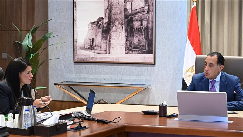 رئيس الوزراء يستعرض