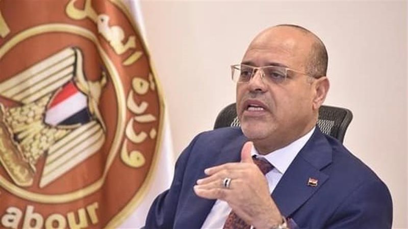 وزير العمل يؤكد على