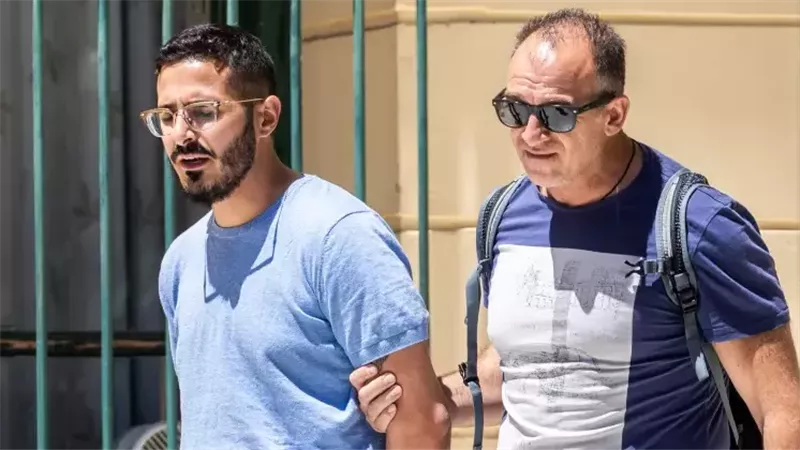 نصاب إسرائيلي يستخدم