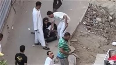 شاهد بالفيديو لحظة ضرب شاب وسحل سيدة على يد آخرين، والأمن يفحص الواقعة 