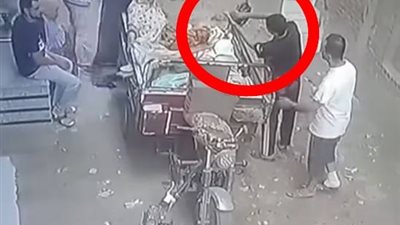 الرحمة اتعدمت، صاحب فرن يرمي «جاز» على عيش بيتوزع مجانا بالشرقية (فيديو)