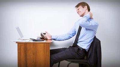 آلام الظهر في بيئة العمل المكتبي.. تعرف على الأسباب وطرق الوقاية