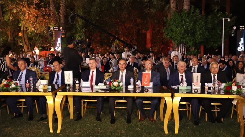وزير الاتصالات يستعرض
