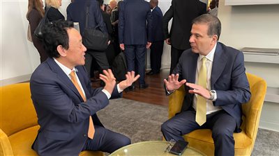 فاروق يناقش مع 