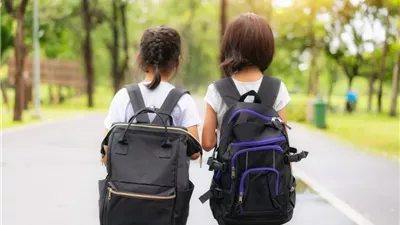 طريقة لبس شنطة الظهر للمدرسة في وضع صحي 