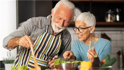 تغذية كبار السن، دعم صحة العظام والنظام الغذائي المناسب مفاتيح لحياة صحية سليمة