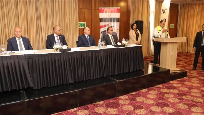 وزير العمل ومحافظ