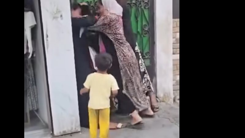 متسولون يتشاجرون