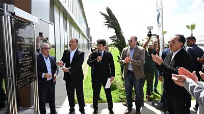 مدبولي يتفقد مصنع تركي للملابس الجاهزة ويسأل العاملين : راضيين عن المرتبات