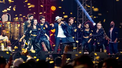 حفل تامر حسني بالبحرين يشعل حماس الجمهور، والمطرب: محبتكم كانت وصلالي 