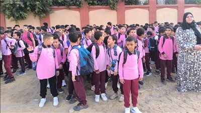 أول يوم مدارس 2026، استقبال الطلاب بالبالونات والورود والكتب على الديسكات