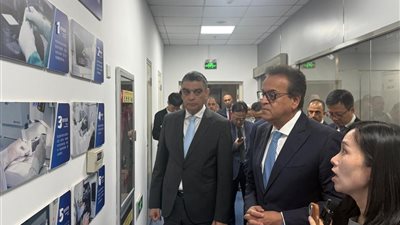 جولة تفقدية، وزير الصحة يلتقي ممثلي مركز «نينغبو» للباثولوجيا الإكلينيكية التشخيصي بالصين
