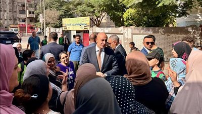 وزير التعليم يلتقي أولياء الأمور ويؤكد على أهمية توفير الكتب الدراسية (صور)