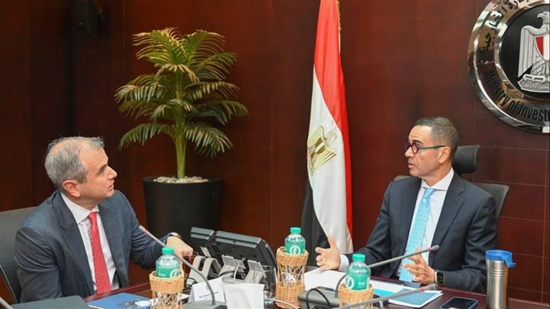 وزير الاستثمار مع