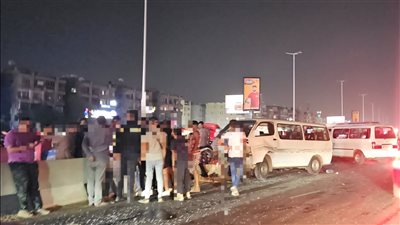 شلل مروري أعلى دائري المعادي بسبب اصطدام ميكروباص بحاجز خرساني|صور  