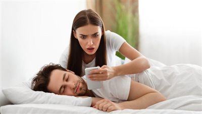 ما حكم تجسس الزوجة على هاتف زوجها؟ يسري جبر يفجر مفاجأة
