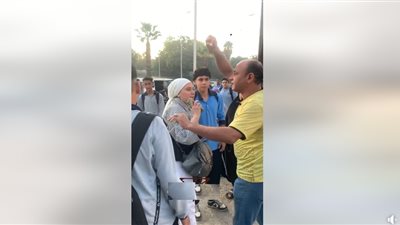 ملكيش دعوة، مدرس يمنع أم وابنها من دخول المدرسة والسبب غريب (شاهد بالفيديو)