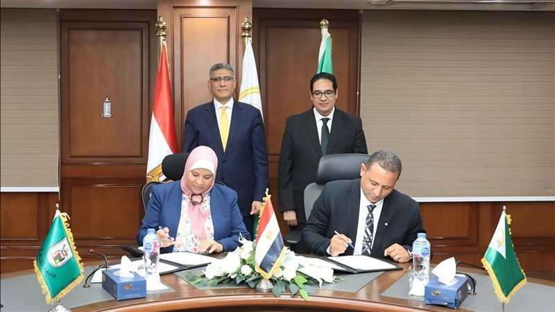 جانب من توقيع البروتوكول