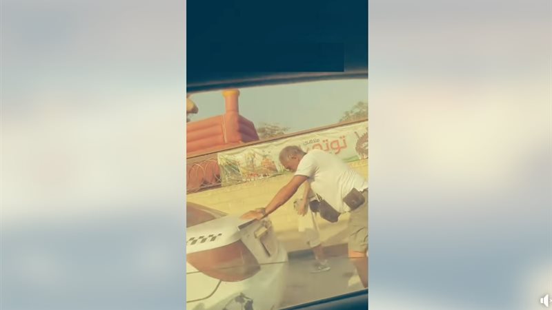سائح أجنبي يساعد