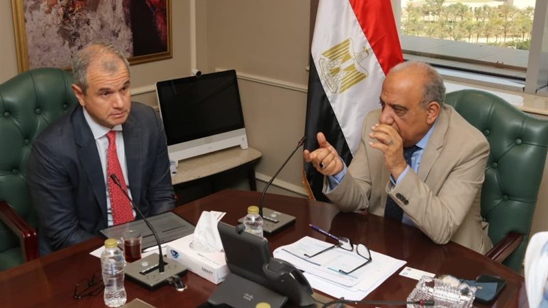 وزير الكهرباء يعقد