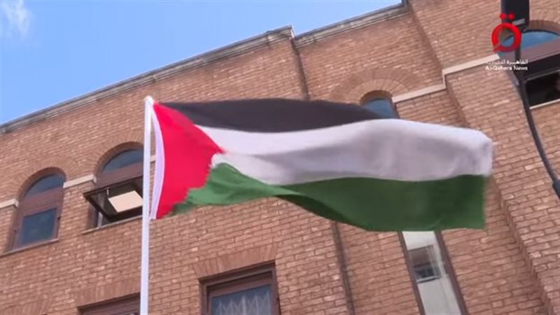 بريطانيا ترفع العلم