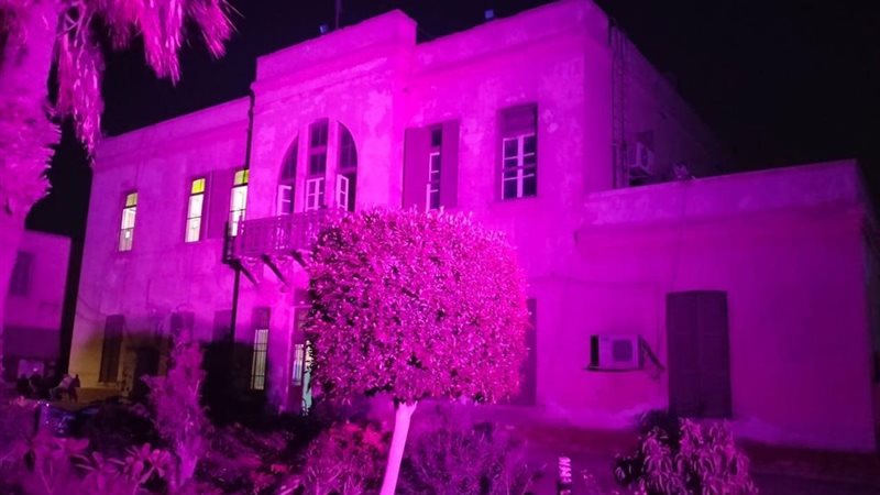 علاقة الإضاءة البنفسجية