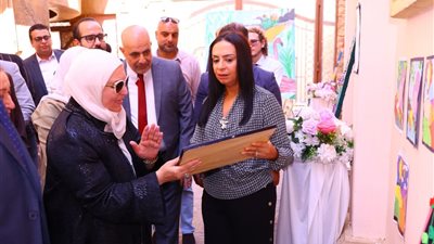 وزيرة التضامن تتفقد أكاديمية ألزهايمر وتفتتح معرض فني لإبداعات كبار السن