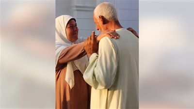 إيه السكر دا، فيديو لمسنين يرقصان سلو يشعل مواقع التواصل (شاهد)