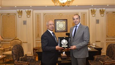 وزير الشئون النيابية يناقش تطوير الكفاءات البشرية مع رئيس الأكاديمية العربية  (صور) 